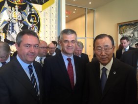 Los Alcaldes de Sevilla (a la izquierda) y de Móstoles (centro), junto al Secretario General de Naciones Unidas, Ban Ki Moon.